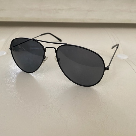 H&M sunglasses- black and tortoise 🕶 - Picture 6 of 6
